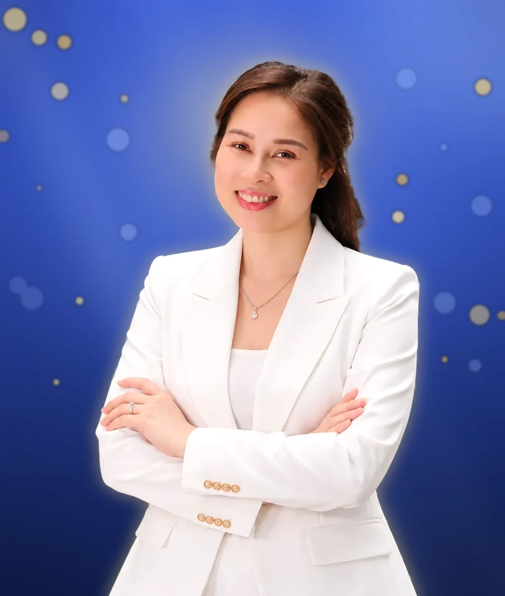 Coach Nguyễn Tú Oanh, áo vest trắng, khoanh tay mỉm cười